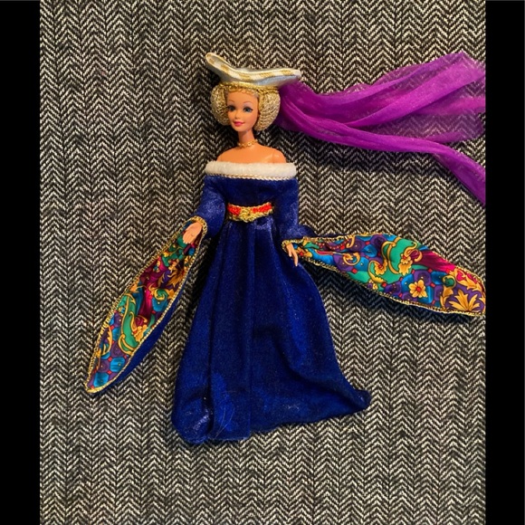 Vintage 1994 medieval Barbie .